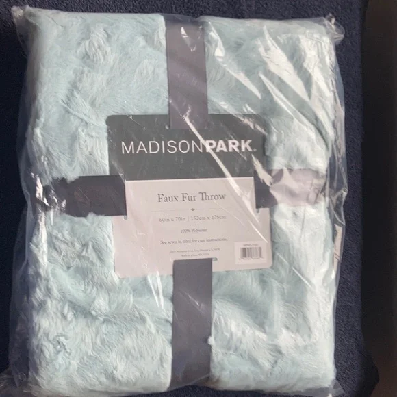 Relisted Madison Park faux fur throw 60 X 70 in - Picture 3 of 13